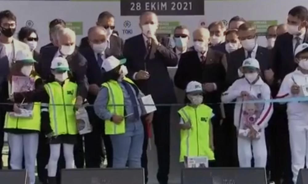 "Τούρκος" ο Ερντογάν με πιτσιρικά - Έκοψε νωρίτερα την κορδέλα σε εγκαίνια